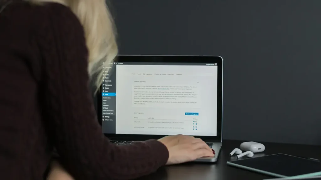 Bildschirm mit WordPress auf dem Schreibtisch einer Frau