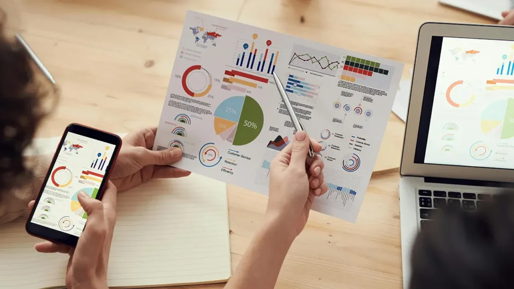 Digitale Strategie Hannover – Analyse und Beratung mit Agentur Sander Team analysiert Diagramme und Statistiken, um eine digitale Strategie für Unternehmen in Hannover zu entwickeln.