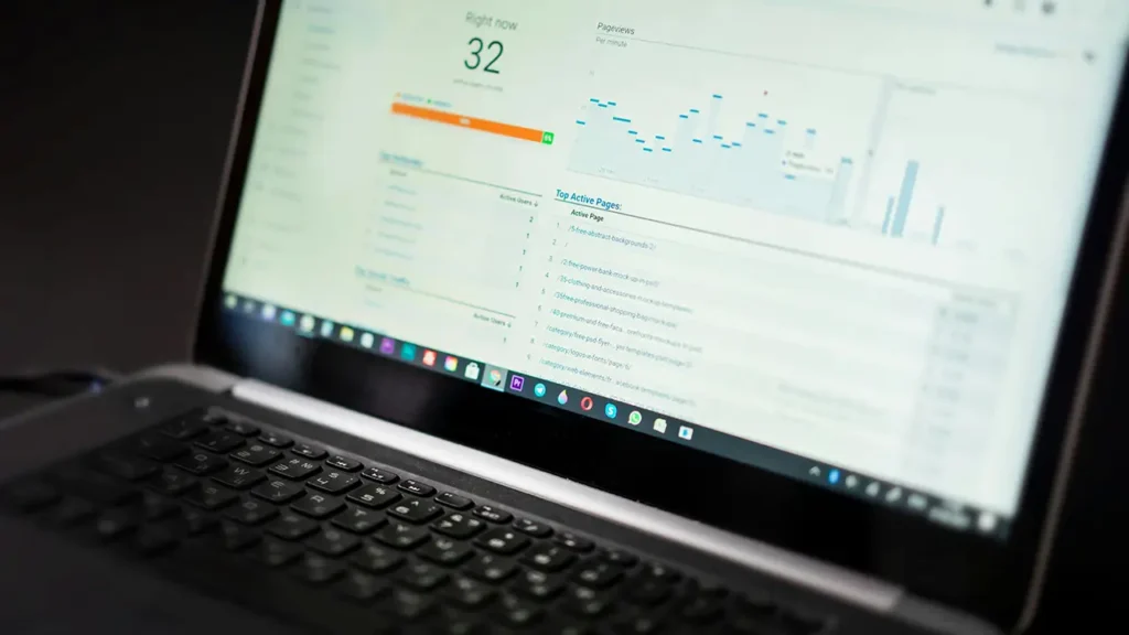 Laptop-Bildschirm mit geöffnetem Analyse-Tool, das aktuelle Besucherzahlen und Seitenaufrufe zeigt – wichtig für die SEO-Überwachung nach einem Webseiten-Relaunch in Hannover.