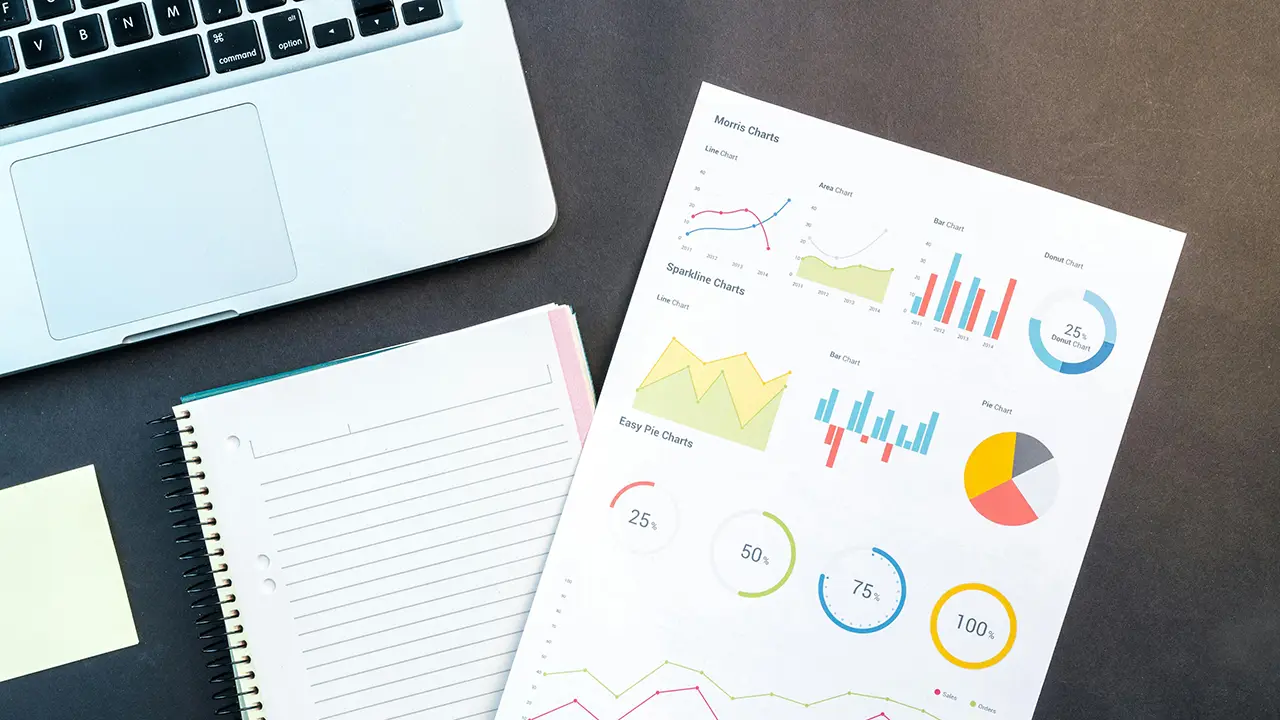 Laptop, Notizbuch und SEO-Report mit Diagrammen und Grafiken zur Optimierung von WordPress Websites in Hannover