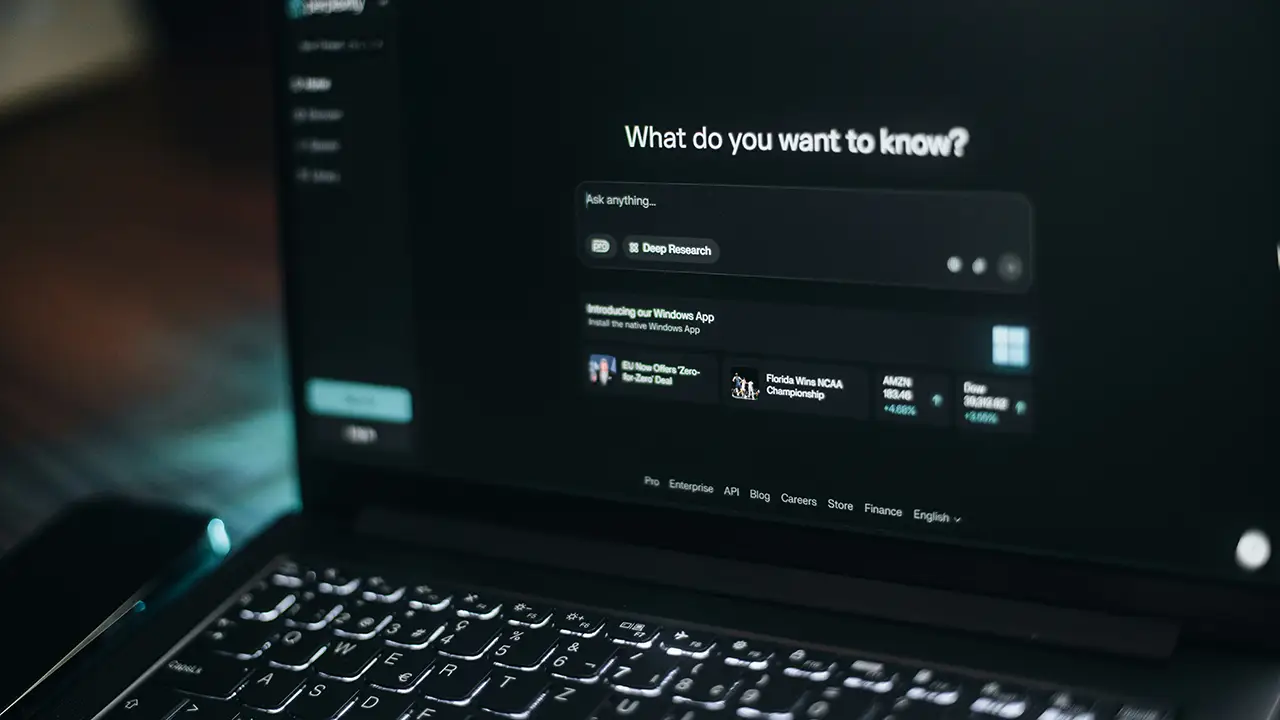 Laptop-Bildschirm mit Suchoberfläche als Symbol für KI-gestützte Suche – visuelle Darstellung zum Thema Homepage Optimierung.