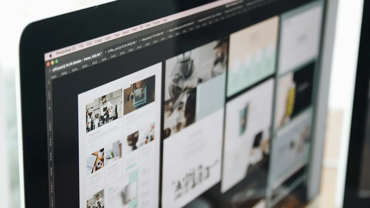 Monitor zeigt Webdesign-Entwürfe und Layouts, erstellt von einer Internetagentur in Hannover