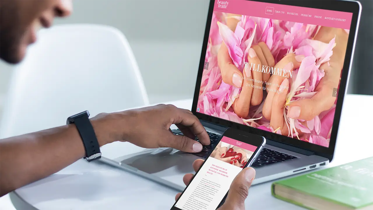 Navigationsleiste Website für ein Kosmetikstudio: Darstellung auf Laptop und Smartphone, responsive und mobilfreundlich.