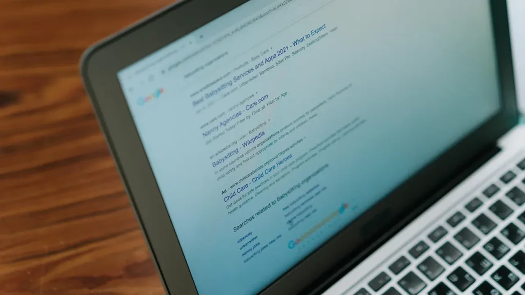Laptopbildschirm mit Google-Suchergebnissen, Symbol für erfolgreiche Optimierung für Suchmaschinen in Hannover