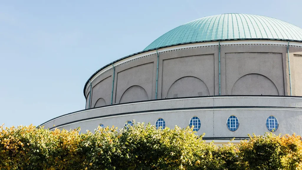 Hannover Congress Centrum mit Kuppelsaal, aufgenommen bei Sonnenschein – Symbolfoto für die regionale Verankerung einer SEO Werbeagentur Hannover