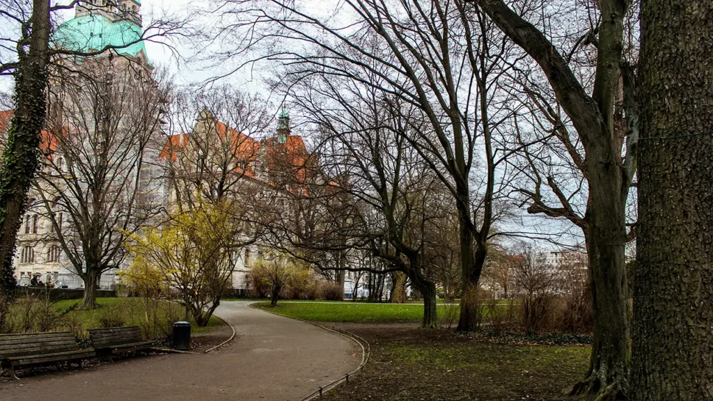 Stadtansicht Hannover mit Rathaus und Park, genutzt als Symbolbild für Webagentur SEO in Hannover