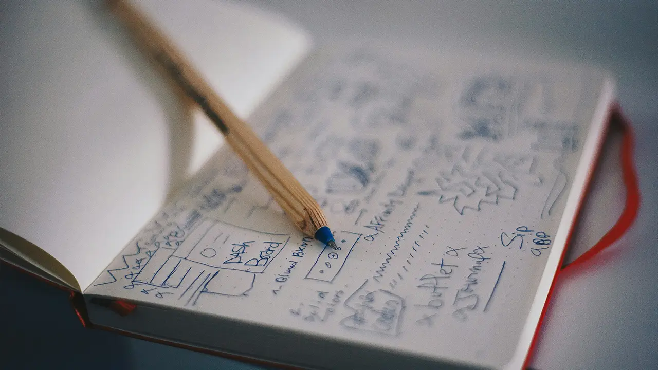 Skizzen und Notizen im Notizbuch mit Bleistift – Beispiel für die praktische Webseiten-Konzeption und Planung von Struktur und Navigation.