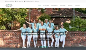 Gruppenfoto eines Praxisteams für eine moderne Website einer Zahnarztpraxis