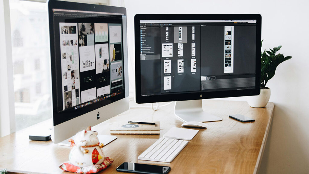 Konzeption und Gestaltung moderner Websites Arbeitsplatz mit zwei Monitoren bei der Konzeption und Gestaltung einer professionellen Website für eine Arztpraxis